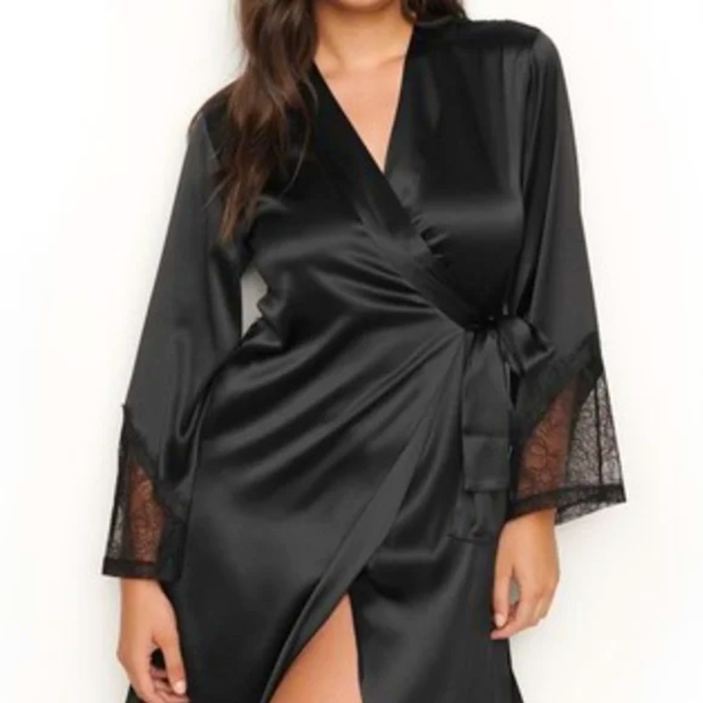 Victoria’s Secret Black Sexy Silk Robe with Lace Back Medium/Large NWT